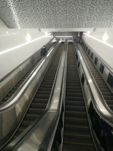 Эскалатор на Юбилейной площади - сейчас это самая глубокая станция минского метро. Два правых эскалатора не запущены в работу