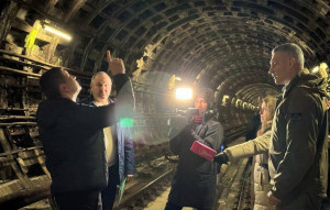 Міський голова з фахівцями у тунелі метро