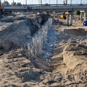 З протилежного боку залізниці